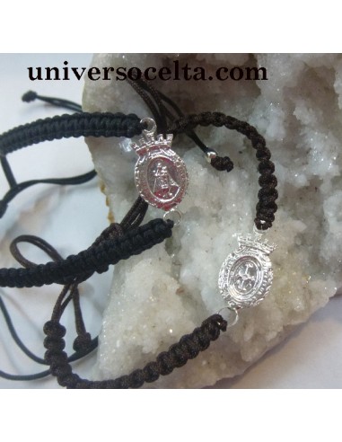 Pulsera de macramé con medalla...