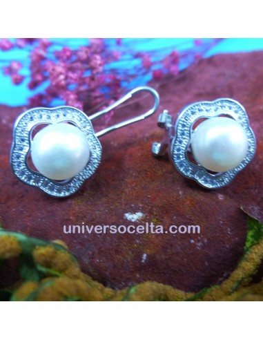 Pendientes con perla y cierre omega...