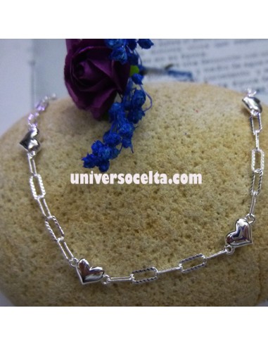 Pulsera moderna y juvenil con corazones